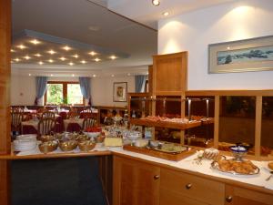 奥蒂塞伊财神酒店的包含多种不同食物的自助餐