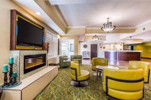 弗雷斯诺弗雷斯诺河滨公园舒适套房酒店的酒店大堂设有带平面电视的等候区