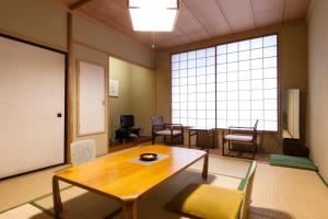 日光清晃苑日式旅馆的客房设有桌椅和大窗户。