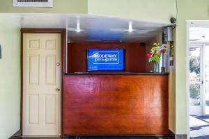 海沃德罗德威房酒店的一间设有门的房间和墙上的电视