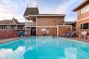 尤里卡BaySide Inn & Suites Eureka的房屋前的大型游泳池