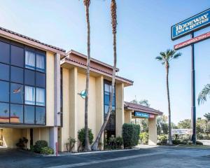 贝克斯菲尔德California Inn and Suites Bakersfield的前面有棕榈树的酒店