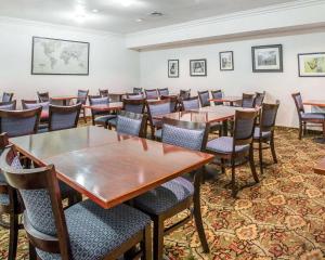 马里波萨优胜美地山谷品质酒店的用餐室配有桌椅