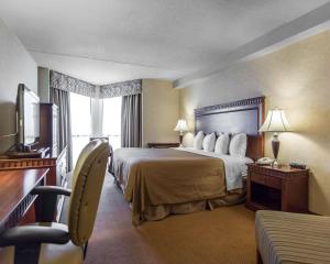 苏圣玛丽湾前区品质套房酒店的酒店客房,配有床和电视