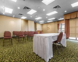 苏圣玛丽湾前区品质套房酒店的一间会议室,配有白色的桌子和椅子