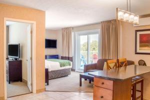 哈利法克斯哈利法克斯舒适酒店的酒店客房设有一间带一张床和一张书桌的卧室