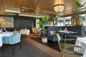 德吕特兰德古德维尔莫斯伯格酒店的一间在房间内配有桌椅的餐厅