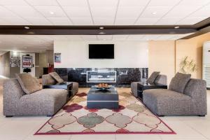 米西索加机场西康福特茵酒店的客厅配有两张沙发和一台电视机