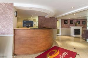 奥里利亚奥瑞拉依克诺旅店的酒店大堂设有酒吧和电视