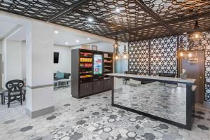 奥里利亚尚普兰海滨阿桑德连锁酒店的一间设有饮料冷却器和桌子的房间