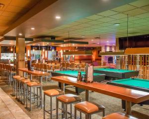 温尼伯温尼伯旅游品质套房旅馆的酒吧设有乒乓球桌和酒吧凳