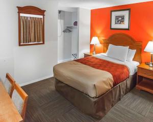 德兰赫勒德拉姆赫勒套房伊克诺旅店的酒店客房,配有一张橙色墙壁的床