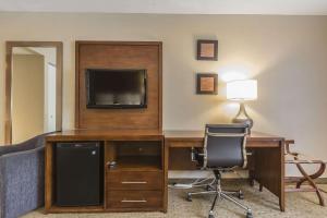 圣乔治斯圣乔治康福特茵酒店的客房设有书桌、电视和椅子