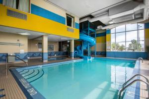 卡尔加里机场南康福特茵套房酒店的大楼内一个带滑梯的游泳池