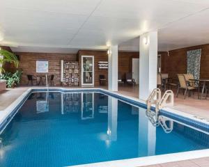 蒙洛里耶蒙洛里耶品质酒店的一家设有餐厅的酒店的游泳池