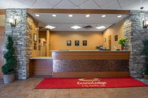 卡尔加里爱可诺套房旅馆的红色地毯的牙科办公室的大厅