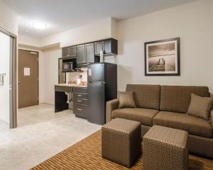 EstevanQuality Inn & Suites的带沙发的客厅和厨房