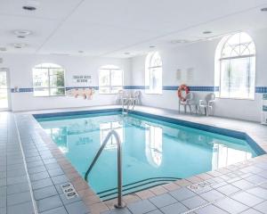 米西索加米西索加康福特茵酒店的一座蓝色水的大型游泳池