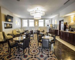 哈利法克斯拜耳之湖舒适酒店的一间在房间内配有桌椅的餐厅