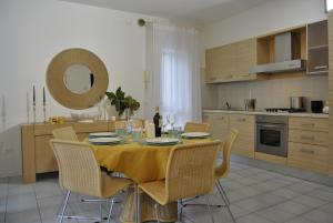 卡奥莱Residence Tamerici的厨房配有桌椅和镜子