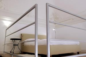 卡塔尼亚Ognina Residence的白色卧室配有床和椅子