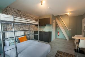 鲁汶Smartflats - Leuven的一间带双层床的卧室和一间厨房
