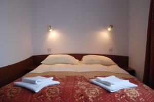 特兹萨茨Orka的一间卧室配有一张床,上面有两条毛巾