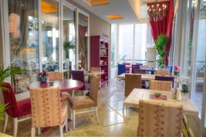 伊斯坦布尔ELEGANCE ASIA HOTEL的一间在房间内配有桌椅的餐厅