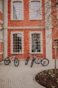 吉森荷利根斯塔特酒店的停放在砖砌建筑前面的两辆自行车