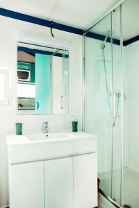 格罗韦Camping Os Fieitás的浴室配有白色水槽和玻璃淋浴间。