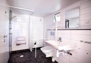 斯德哥尔摩First Camp City-Stockholm的白色的浴室设有水槽和卫生间。