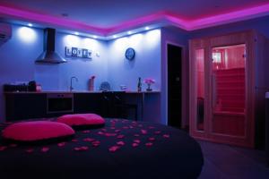 乐罗夫Nuit vip spa sauna privatif的一间卧室,床上放着鲜花
