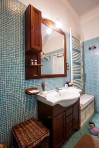 蒂米什瓦拉OLD SQUARE APARTMENTS 3的一间带水槽和镜子的浴室