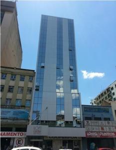 阿雷格里港维德斯帕萨罗斯阁楼中心酒店的一座高大的建筑,在城市里装有玻璃窗