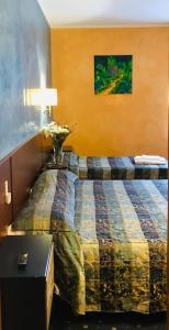 都灵帕科菲拉酒店的配有床和鲜花桌的酒店客房