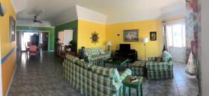 Duncans索尔马尔别墅的带沙发的客厅和带黄色墙壁的客厅。