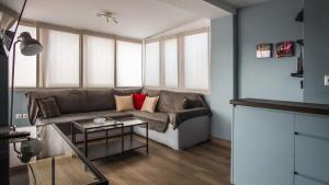 比雷埃夫斯Piraeus Apartment with Endless View的客厅配有沙发和桌子