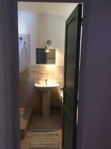拉格拉斯La maison Vigne Vierge的一间带水槽、卫生间和镜子的浴室