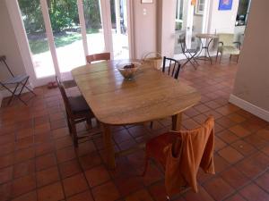 开普敦Werner Guest Room的一张木桌和椅子