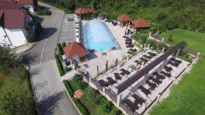 格拉博瓦茨SEDRA Holiday Resort-Adults Only的享有度假村游泳池的顶部景致