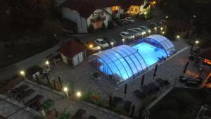 格拉博瓦茨SEDRA Holiday Resort-Adults Only的享有游泳池的顶部景色