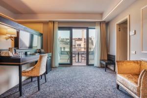 布达佩斯布达佩斯多瑙河欧洲之星酒店的酒店客房设有书桌和阳台。