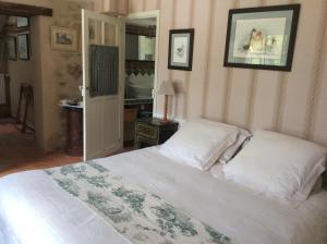 Vitry-aux-LogesLes Sapins的一间卧室配有一张床和镜子