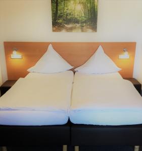 兰根布鲁克盖斯特豪弗弗尔池酒店的两张睡床彼此相邻,位于一个房间里