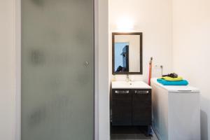 里尔Appart République parking privé gratuit的一间带水槽和镜子的浴室