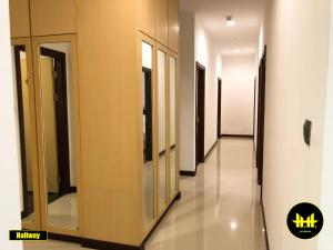 古晋Luco Apartments @ Imperial Suites Kuching的带有玻璃门的建筑走廊