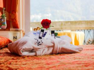 切尔诺比奥米罗拉歌酒店的床上一朵花的塑料手
