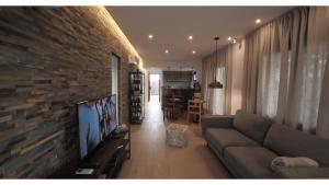 ProgresoPizzorno Lodge & Wine的带沙发和砖墙的客厅