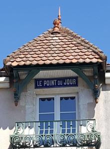 圣萨万LE POINT DU JOUR的建筑物上的窗户,上面有标志