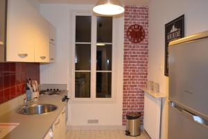 默东Meudon : idéal pour séjour à Paris的厨房设有水槽和窗户。